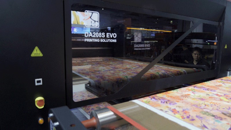 數(shù)碼直噴印花機打印過程.gif 數(shù)碼直噴印花機打印過程.gif