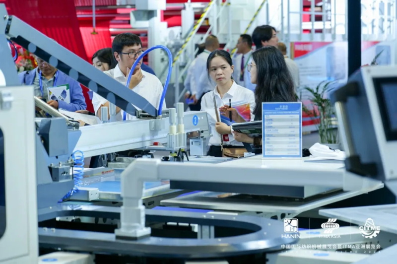 導(dǎo)帶式數(shù)碼直噴印花機.jpg 導(dǎo)帶式數(shù)碼直噴印花機.jpg